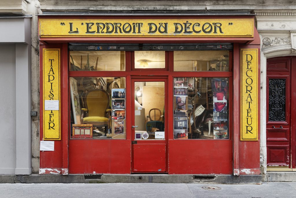 Série de photographies relevant de vieilles boutiques ou devantures de magasins encore ouverts ou fermés. Travail sur le changement de consommations dans les villes et villages et des commerces de proximité. Travail d'une photographie dite sociale de ce qui est amené à certainement disparaitre dans le futur. #depardon #doisneau #derien #claudelecante #clecantephotography #socialphotography #streetphotography