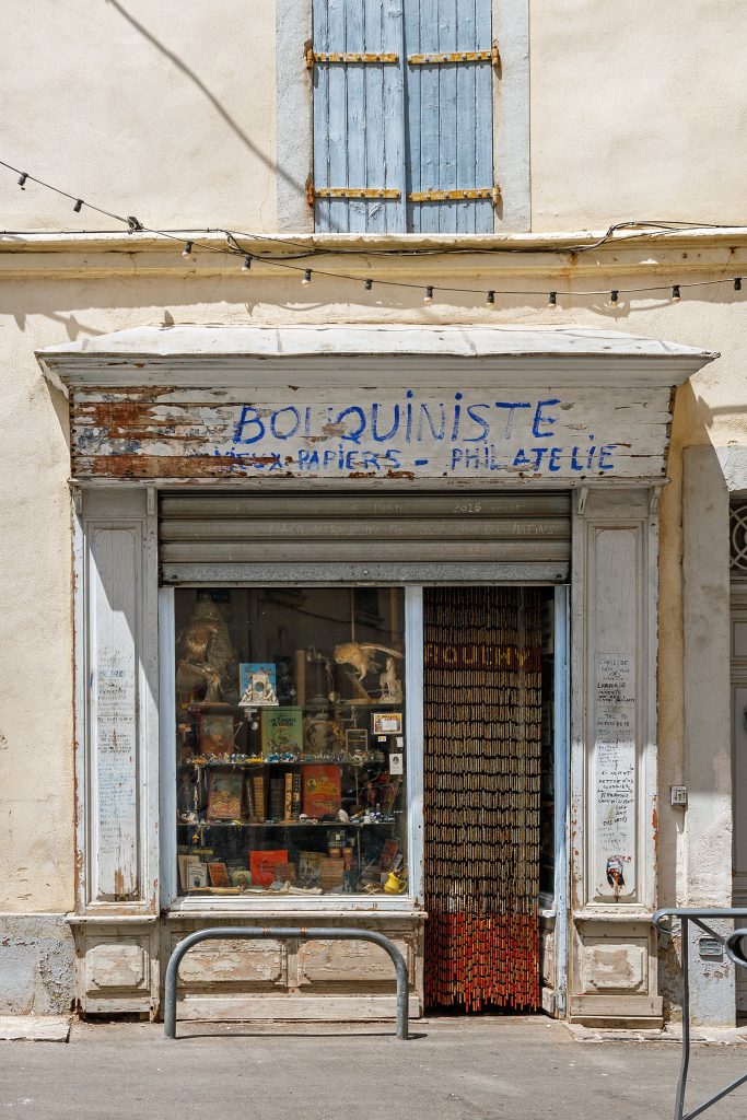 Série de photographies relevant de vieilles boutiques ou devantures de magasins encore ouverts ou fermés. Travail sur le changement de consommations dans les villes et villages et des commerces de proximité. Travail d'une photographie dite sociale de ce qui est amené à certainement disparaitre dans le futur. #depardon #doisneau #derien #claudelecante #clecantephotography #socialphotography #streetphotography