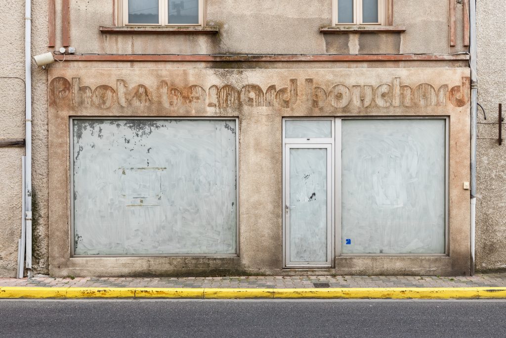 Série de photographies relevant de vieilles boutiques ou devantures de magasins encore ouverts ou fermés. Travail sur le changement de consommations dans les villes et villages et des commerces de proximité. Travail d'une photographie dite sociale de ce qui est amené à certainement disparaitre dans le futur. #depardon #doisneau #derien #claudelecante #clecantephotography #socialphotography #streetphotography