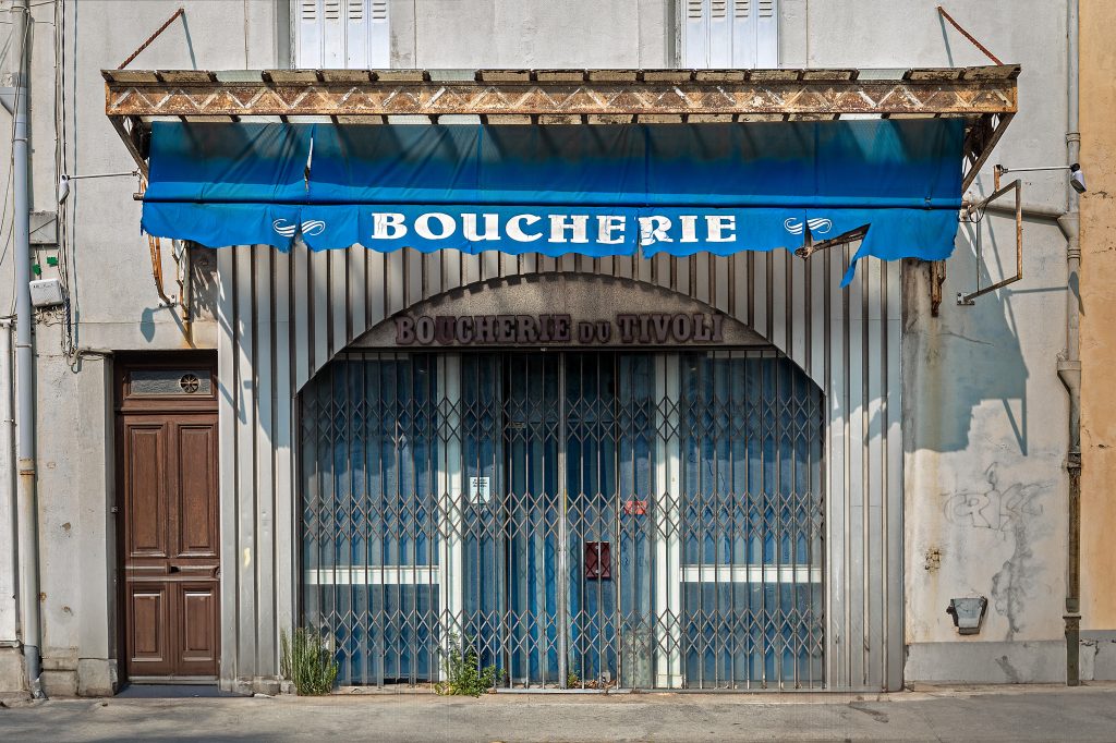 Série de photographies relevant de vieilles boutiques ou devantures de magasins encore ouverts ou fermés. Travail sur le changement de consommations dans les villes et villages et des commerces de proximité. Travail d'une photographie dite sociale de ce qui est amené à certainement disparaitre dans le futur. #depardon #doisneau #derien #claudelecante #clecantephotography #socialphotography #streetphotography