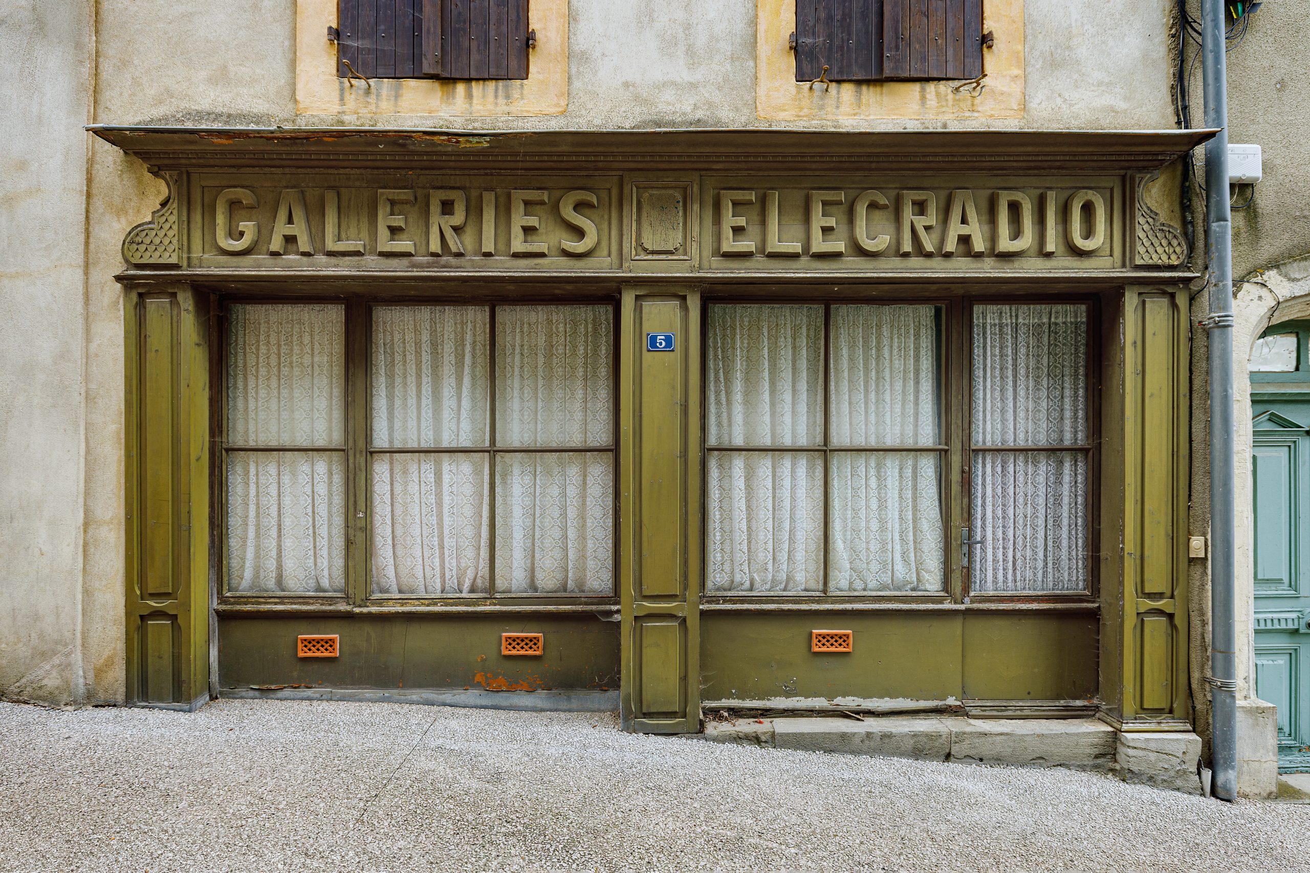 Série de photographies relevant de vieilles boutiques ou devantures de magasins encore ouverts ou fermés. Travail sur le changement de consommations dans les villes et villages et des commerces de proximité. Travail d'une photographie dite sociale de ce qui est amené à certainement disparaitre dans le futur. #depardon #doisneau #derien #claudelecante #clecantephotography #socialphotography #streetphotography