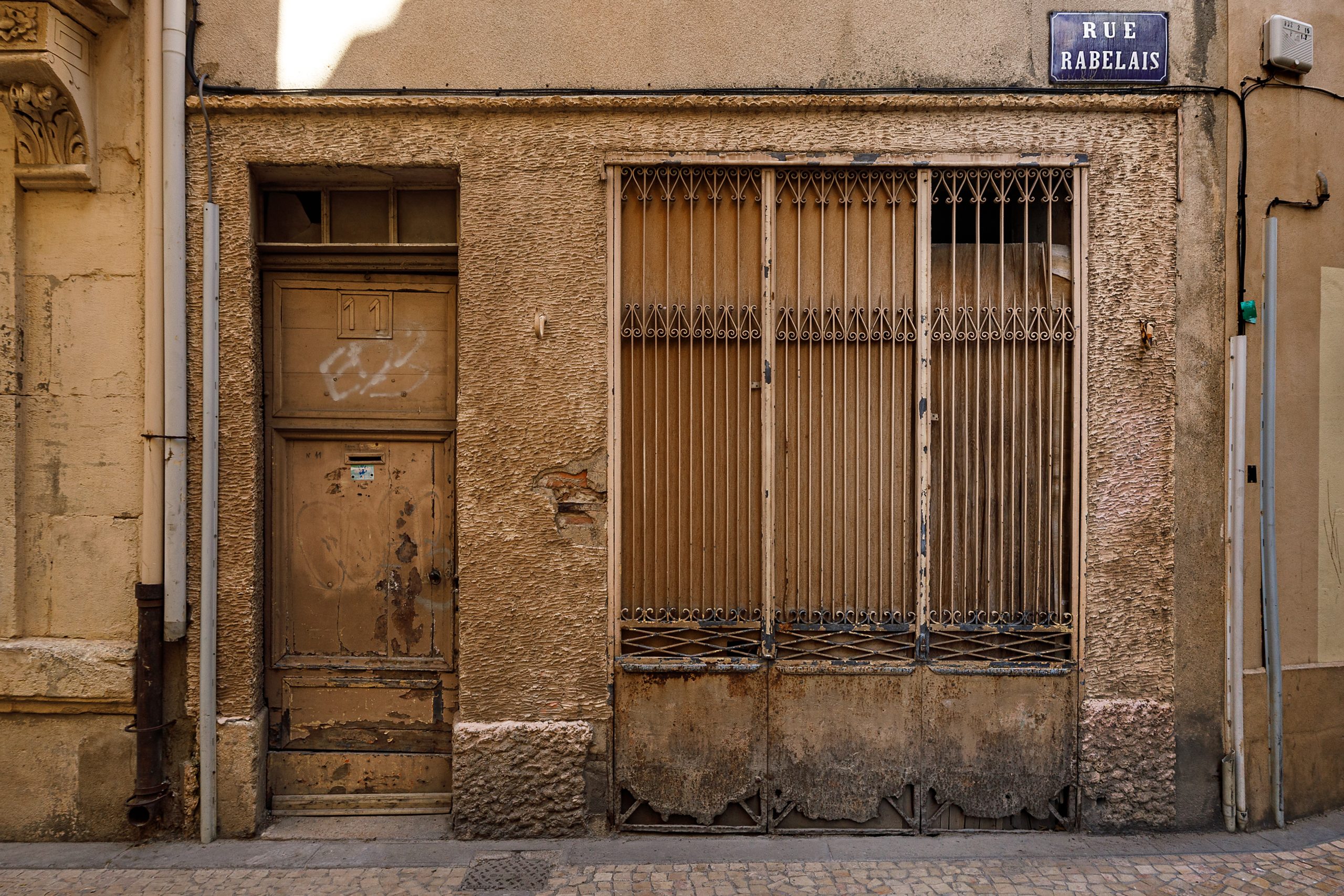 Série de photographies relevant de vieilles boutiques ou devantures de magasins encore ouverts ou fermés. Travail sur le changement de consommations dans les villes et villages et des commerces de proximité. Travail d'une photographie dite sociale de ce qui est amené à certainement disparaitre dans le futur. #depardon #doisneau #derien #claudelecante #clecantephotography #socialphotography #streetphotography