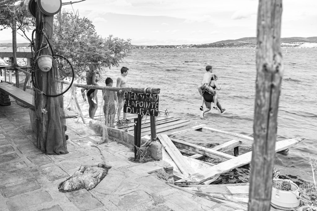 La fameuse Pointe Courte à Sète, un endroit fréquenté par Agnès Varda (qui y a réalisé un film). #varda #brassens #pointecourte #sète #pêcheur #clecantephotography @clecantephotography @pointe courte @brassens