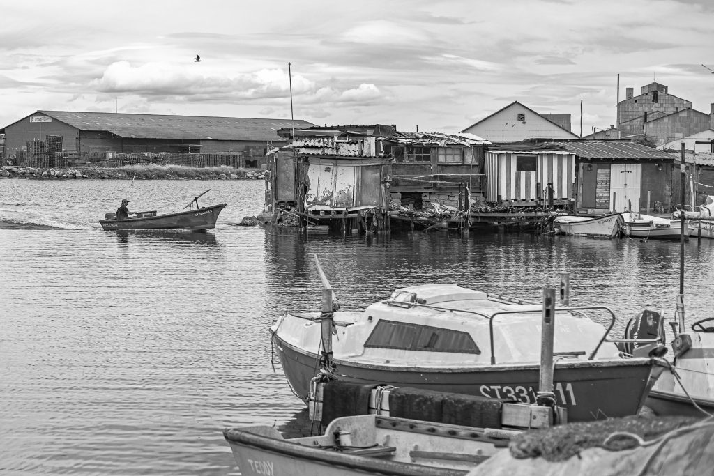 La fameuse Pointe Courte à Sète, un endroit fréquenté par Agnès Varda (qui y a réalisé un film). #varda #brassens #pointecourte #sète #pêcheur #clecantephotography @clecantephotography @pointe courte @brassens