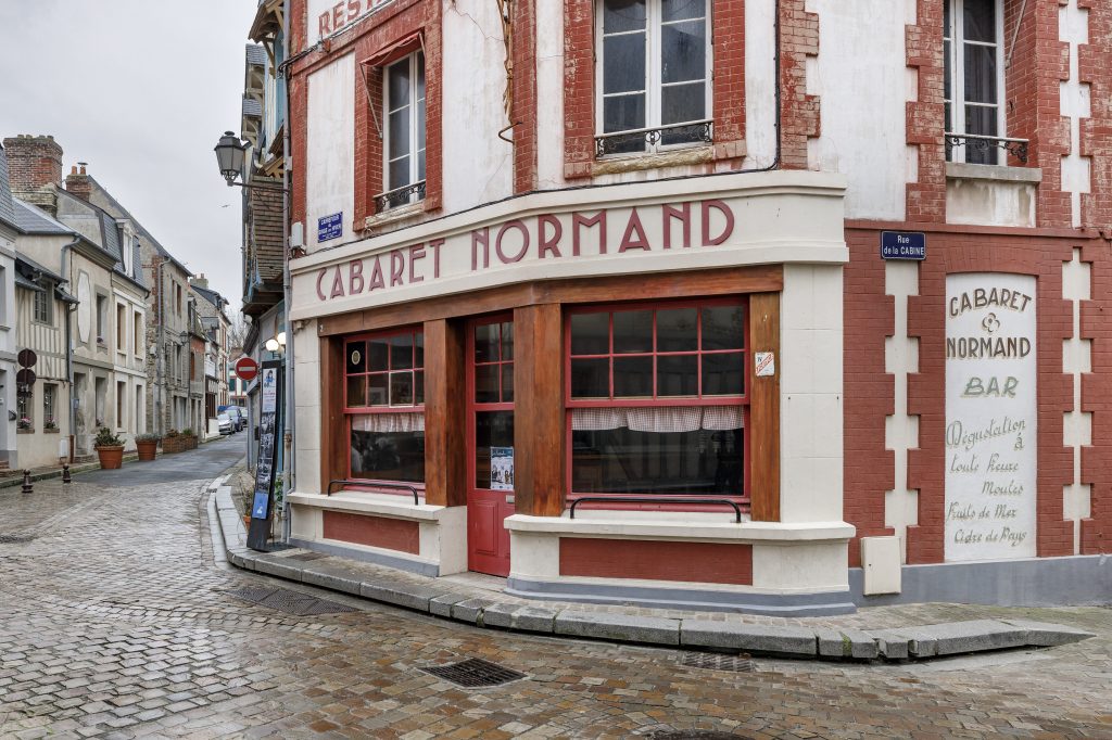 photographie du cabaret normand qui se situe à Villerville, lieu où le film un singe en hiver avec Jean Gabin et Jean-Paul Belmondo a été tourné. Claude Lecante photographie @clecantephotography @clecantephotography @villerville @villerville