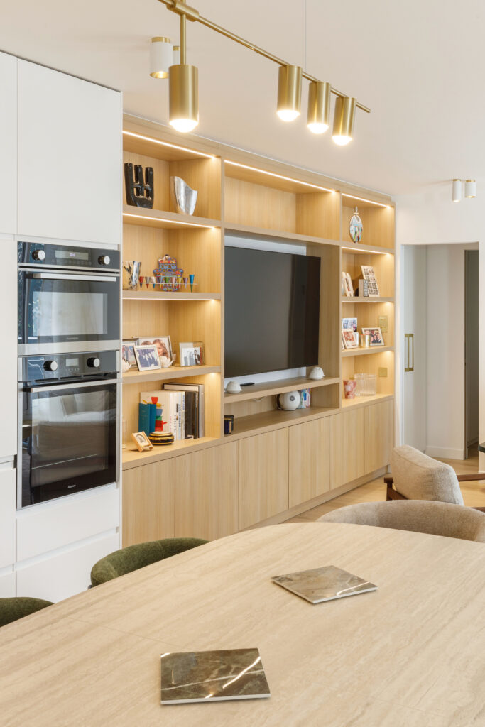 Photographies de Claude Lecante d'un appartement rénové par une architecte. #architecture #design #decoration #deco #building @claudelecante @clecantephotography @architectureint @photography_architecture #neuilly