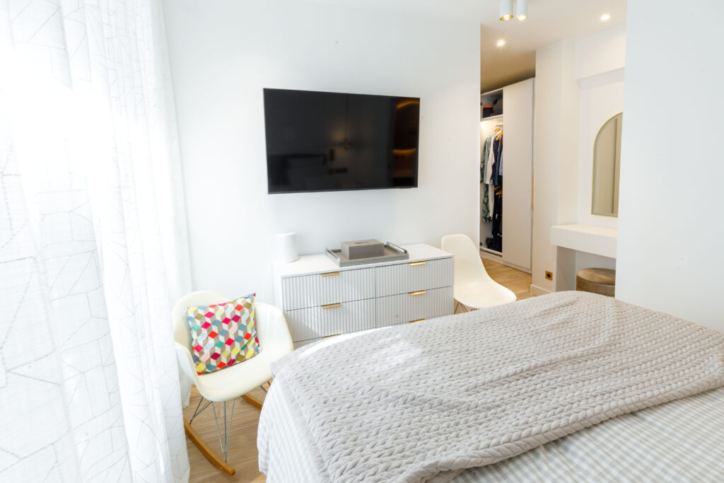 Photographies de Claude Lecante d'un appartement rénové par une architecte. #architecture #design #decoration #deco #building @claudelecante @clecantephotography @architectureint @photography_architecture #neuilly