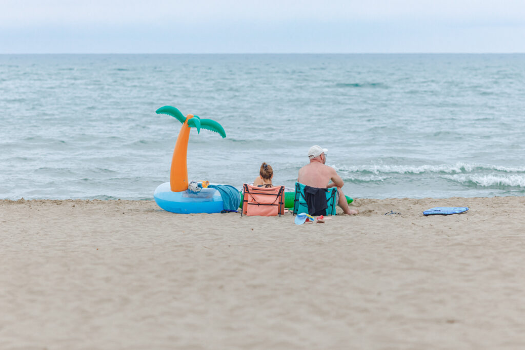 Photographies de Claude Lecante réalisées durant ses pérégrinations balnéaires en France, Italie, Espagne. La plage, un lieu sociétal vide l'hiver, remplie l'été. @streetphotography #streetphotography @martinparr #martinparr @massimovitali #massiovitali #clecantephotography #claudelecante @claudelecante #beach #playa