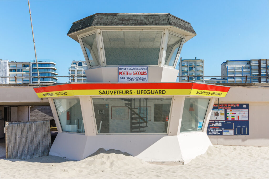 Photographies de Claude Lecante réalisées durant ses pérégrinations balnéaires en France, Italie, Espagne. La plage, un lieu sociétal vide l'hiver, remplie l'été. @streetphotography #streetphotography @martinparr #martinparr @massimovitali #massiovitali #clecantephotography #claudelecante @claudelecante #beach #playa