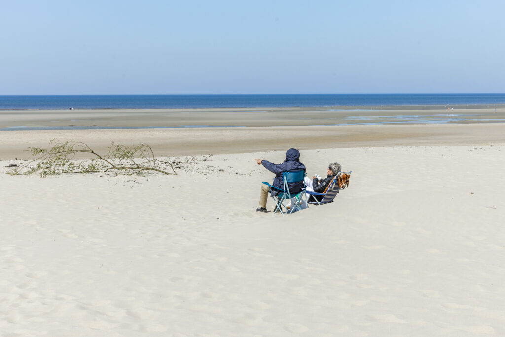 Photographies de Claude Lecante réalisées durant ses pérégrinations balnéaires en France, Italie, Espagne. La plage, un lieu sociétal vide l'hiver, remplie l'été. @streetphotography #streetphotography @martinparr #martinparr @massimovitali #massiovitali #clecantephotography #claudelecante @claudelecante #beach #playa