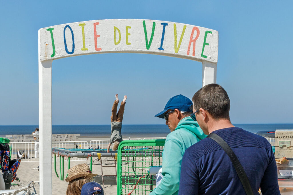 Photographies de Claude Lecante réalisées durant ses pérégrinations balnéaires en France, Italie, Espagne. La plage, un lieu sociétal vide l'hiver, remplie l'été. @streetphotography #streetphotography @martinparr #martinparr @massimovitali #massiovitali #clecantephotography #claudelecante @claudelecante #beach #playa