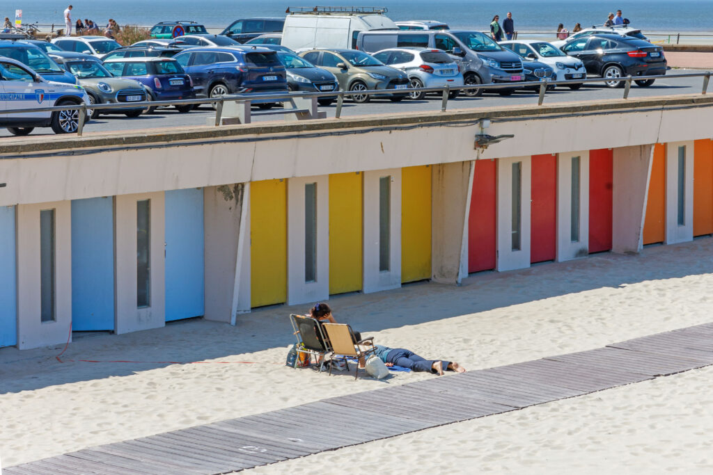 Photographies de Claude Lecante réalisées durant ses pérégrinations balnéaires en France, Italie, Espagne. La plage, un lieu sociétal vide l'hiver, remplie l'été. @streetphotography #streetphotography @martinparr #martinparr @massimovitali #massiovitali #clecantephotography #claudelecante @claudelecante #beach #playa