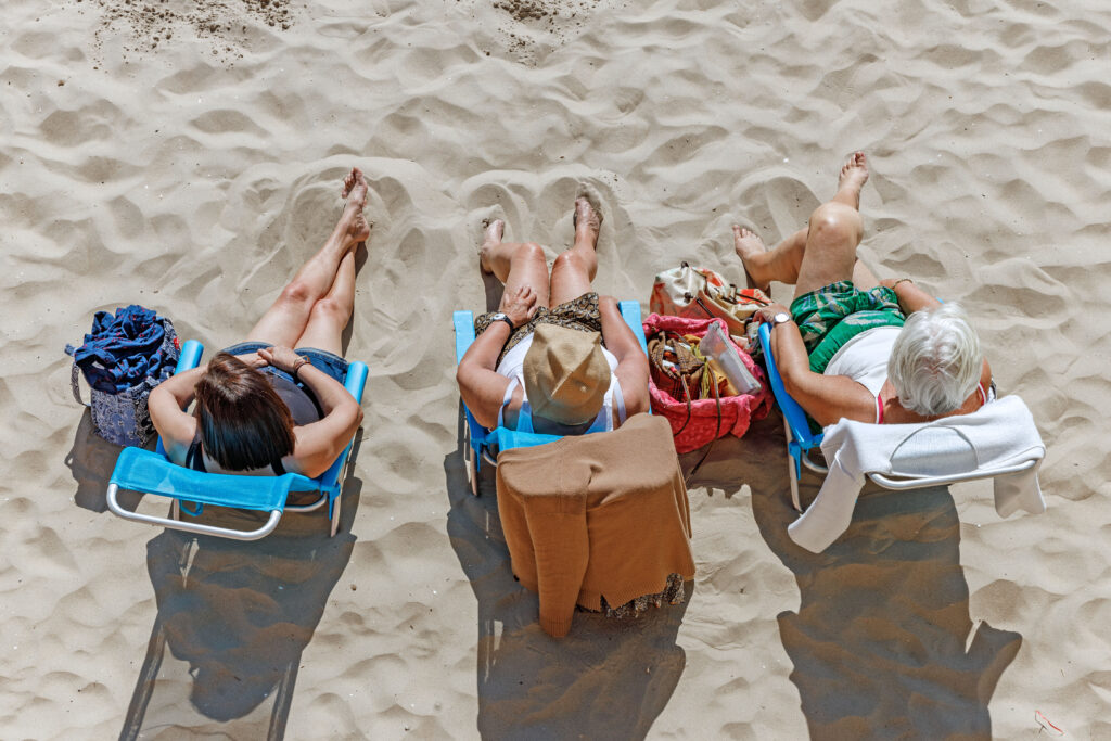 Photographies de Claude Lecante réalisées durant ses pérégrinations balnéaires en France, Italie, Espagne. La plage, un lieu sociétal vide l'hiver, remplie l'été. @streetphotography #streetphotography @martinparr #martinparr @massimovitali #massiovitali #clecantephotography #claudelecante @claudelecante #beach #playa