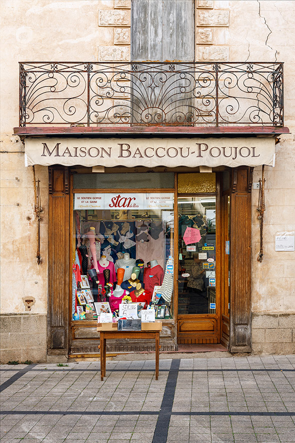Série de photographies de Claude Lecante relevant de vieilles boutiques ou devantures de magasins encore ouverts ou fermés. Travail sur le changement de consommations dans les villes et villages et des commerces de proximité. Travail d'une photographie dite sociale de ce qui est amené à certainement disparaitre dans le futur. #depardon #doisneau #derien #claudelecante #clecantephotography #socialphotography #streetphotography #devanture