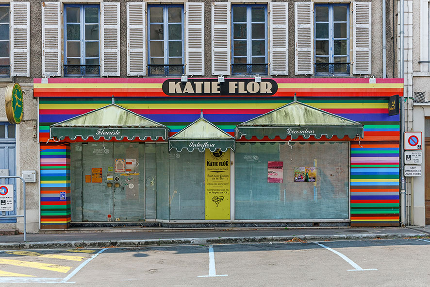 Série de photographies de Claude Lecante relevant de vieilles boutiques ou devantures de magasins encore ouverts ou fermés. Travail sur le changement de consommations dans les villes et villages et des commerces de proximité. Travail d'une photographie dite sociale de ce qui est amené à certainement disparaitre dans le futur. #depardon #doisneau #derien #claudelecante #clecantephotography #socialphotography #streetphotography #devanture