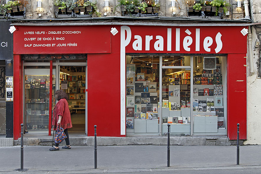 Série de photographies de Claude Lecante relevant de vieilles boutiques ou devantures de magasins encore ouverts ou fermés. Travail sur le changement de consommations dans les villes et villages et des commerces de proximité. Travail d'une photographie dite sociale de ce qui est amené à certainement disparaitre dans le futur. #depardon #doisneau #derien #claudelecante #clecantephotography #socialphotography #streetphotography #devanture