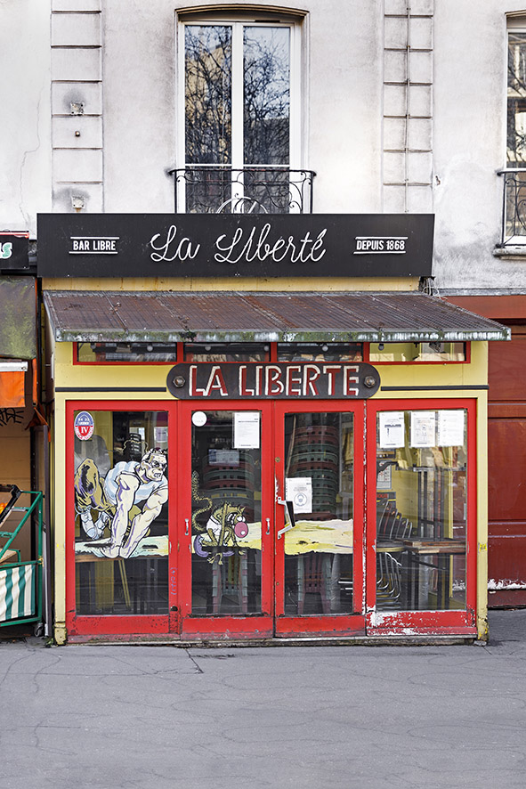 Série de photographies de Claude Lecante relevant de vieilles boutiques ou devantures de magasins encore ouverts ou fermés. Travail sur le changement de consommations dans les villes et villages et des commerces de proximité. Travail d'une photographie dite sociale de ce qui est amené à certainement disparaitre dans le futur. #depardon #doisneau #derien #claudelecante #clecantephotography #socialphotography #streetphotography #devanture