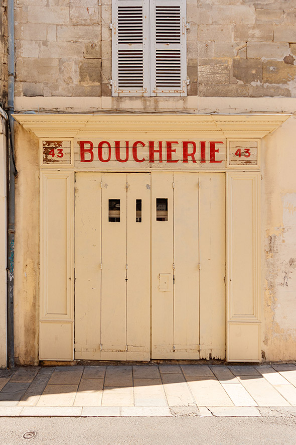 Claude Lecante travaille depuis très longtemps sur les devantures de boutiques parfois fermées parfois encore ouvertes mais certainement en sursis de disparition. Cette série aussi nommée "Quand l'absence raconte l'humain". #devanture #boutique #store @boutique @devanture #vintage #nostalgie #clecantephotography