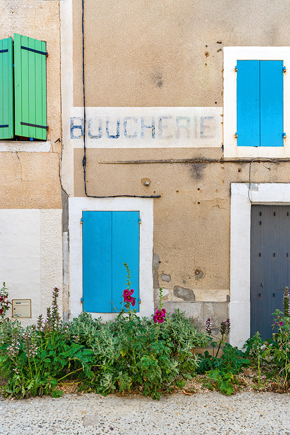 Série de photographies de Claude Lecante relevant de vieilles boutiques ou devantures de magasins encore ouverts ou fermés. Travail sur le changement de consommations dans les villes et villages et des commerces de proximité. Travail d'une photographie dite sociale de ce qui est amené à certainement disparaitre dans le futur. #depardon #doisneau #derien #claudelecante #clecantephotography #socialphotography #streetphotography #devanture