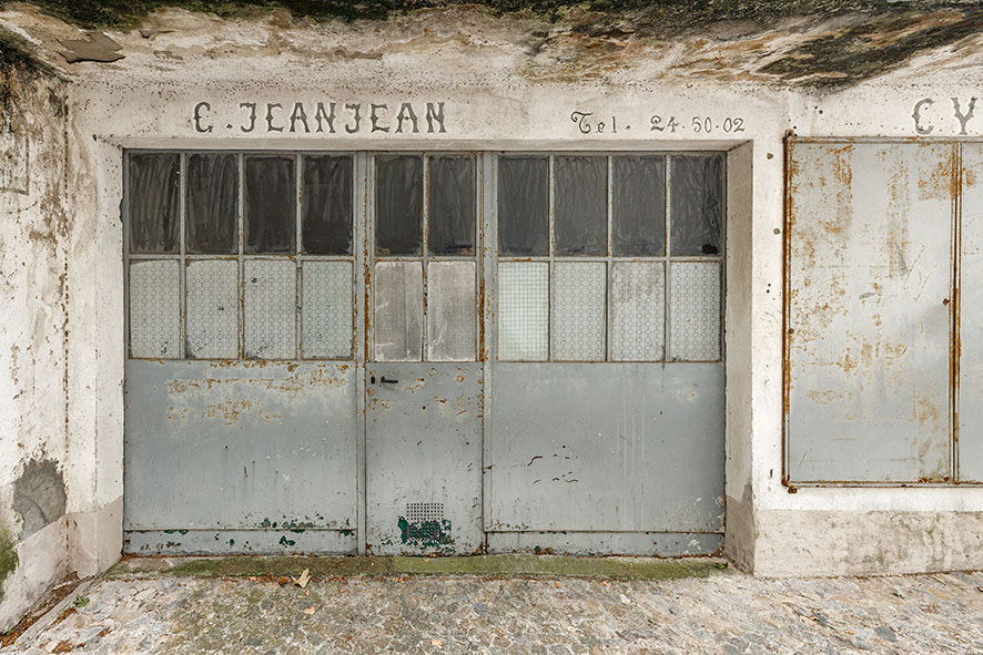 Série de photographies de Claude Lecante relevant de vieilles boutiques ou devantures de magasins encore ouverts ou fermés. Travail sur le changement de consommations dans les villes et villages et des commerces de proximité. Travail d'une photographie dite sociale de ce qui est amené à certainement disparaitre dans le futur. #depardon #doisneau #derien #claudelecante #clecantephotography #socialphotography #streetphotography #devanture