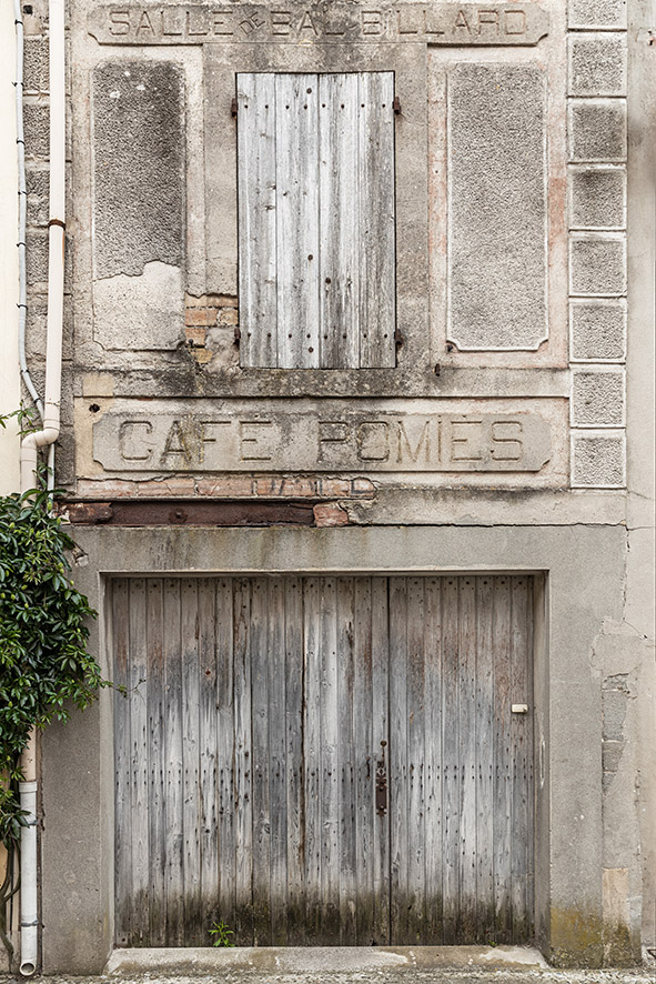 Série de photographies de Claude Lecante relevant de vieilles boutiques ou devantures de magasins encore ouverts ou fermés. Travail sur le changement de consommations dans les villes et villages et des commerces de proximité. Travail d'une photographie dite sociale de ce qui est amené à certainement disparaitre dans le futur. #depardon #doisneau #derien #claudelecante #clecantephotography #socialphotography #streetphotography #devanture