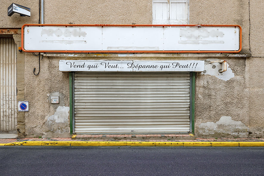 Série de photographies de Claude Lecante relevant de vieilles boutiques ou devantures de magasins encore ouverts ou fermés. Travail sur le changement de consommations dans les villes et villages et des commerces de proximité. Travail d'une photographie dite sociale de ce qui est amené à certainement disparaitre dans le futur. #depardon #doisneau #derien #claudelecante #clecantephotography #socialphotography #streetphotography #devanture