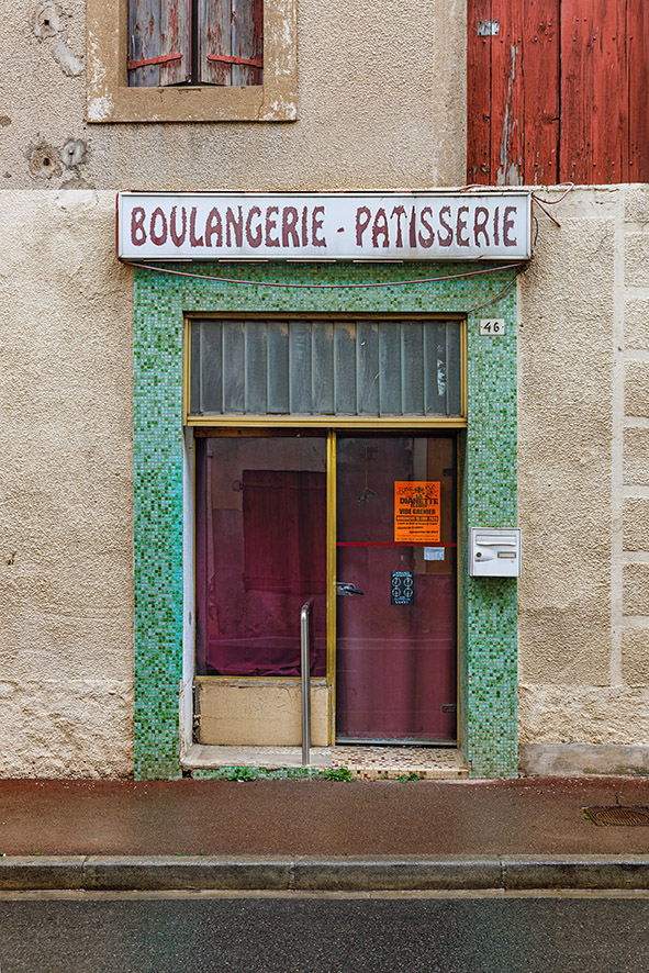 Série de photographies de Claude Lecante relevant de vieilles boutiques ou devantures de magasins encore ouverts ou fermés. Travail sur le changement de consommations dans les villes et villages et des commerces de proximité. Travail d'une photographie dite sociale de ce qui est amené à certainement disparaitre dans le futur. #depardon #doisneau #derien #claudelecante #clecantephotography #socialphotography #streetphotography #devanture