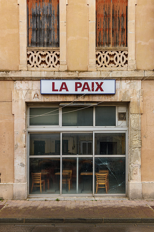 Série de photographies de Claude Lecante relevant de vieilles boutiques ou devantures de magasins encore ouverts ou fermés. Travail sur le changement de consommations dans les villes et villages et des commerces de proximité. Travail d'une photographie dite sociale de ce qui est amené à certainement disparaitre dans le futur. #depardon #doisneau #derien #claudelecante #clecantephotography #socialphotography #streetphotography #devanture