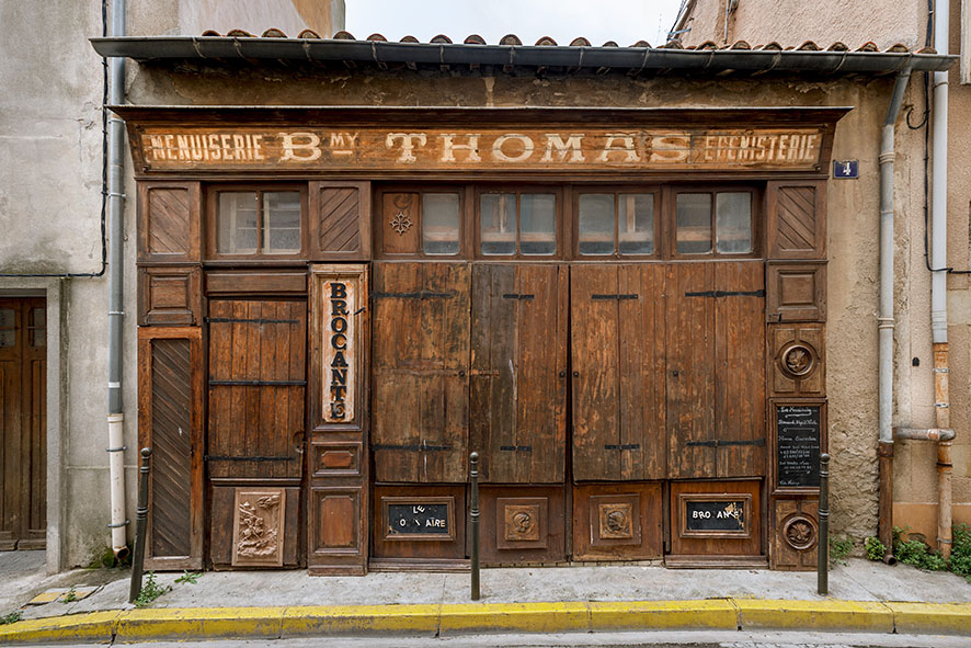 Série de photographies de Claude Lecante relevant de vieilles boutiques ou devantures de magasins encore ouverts ou fermés. Travail sur le changement de consommations dans les villes et villages et des commerces de proximité. Travail d'une photographie dite sociale de ce qui est amené à certainement disparaitre dans le futur. #depardon #doisneau #derien #claudelecante #clecantephotography #socialphotography #streetphotography #devanture