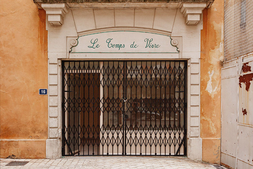Claude Lecante travaille depuis très longtemps sur les devantures de boutiques parfois fermées parfois encore ouvertes mais certainement en sursis de disparition. Cette série aussi nommée "Quand l'absence raconte l'humain". #devanture #boutique #store @boutique @devanture #vintage #nostalgie #clecantephotography