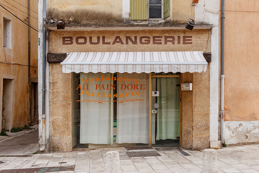 Claude Lecante travaille depuis très longtemps sur les devantures de boutiques parfois fermées parfois encore ouvertes mais certainement en sursis de disparition. Cette série aussi nommée "Quand l'absence raconte l'humain". #devanture #boutique #store @boutique @devanture #vintage #nostalgie #clecantephotography