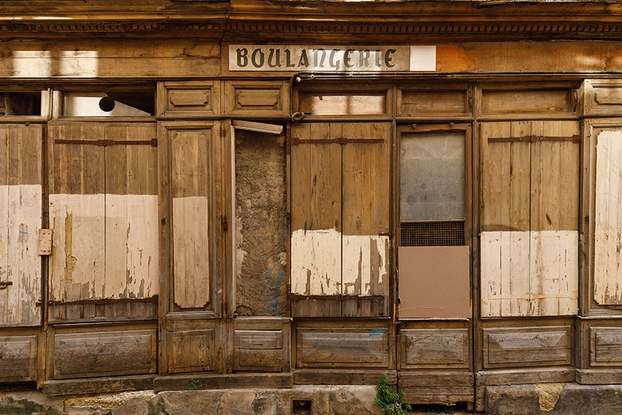Série de photographies de Claude Lecante relevant de vieilles boutiques ou devantures de magasins encore ouverts ou fermés. Travail sur le changement de consommations dans les villes et villages et des commerces de proximité. Travail d'une photographie dite sociale de ce qui est amené à certainement disparaitre dans le futur. #depardon #doisneau #derien #claudelecante #clecantephotography #socialphotography #streetphotography #devanture