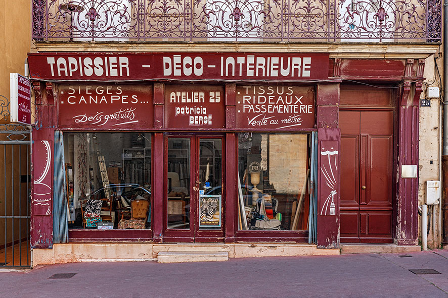 Série de photographies de Claude Lecante relevant de vieilles boutiques ou devantures de magasins encore ouverts ou fermés. Travail sur le changement de consommations dans les villes et villages et des commerces de proximité. Travail d'une photographie dite sociale de ce qui est amené à certainement disparaitre dans le futur. #depardon #doisneau #derien #claudelecante #clecantephotography #socialphotography #streetphotography #devanture