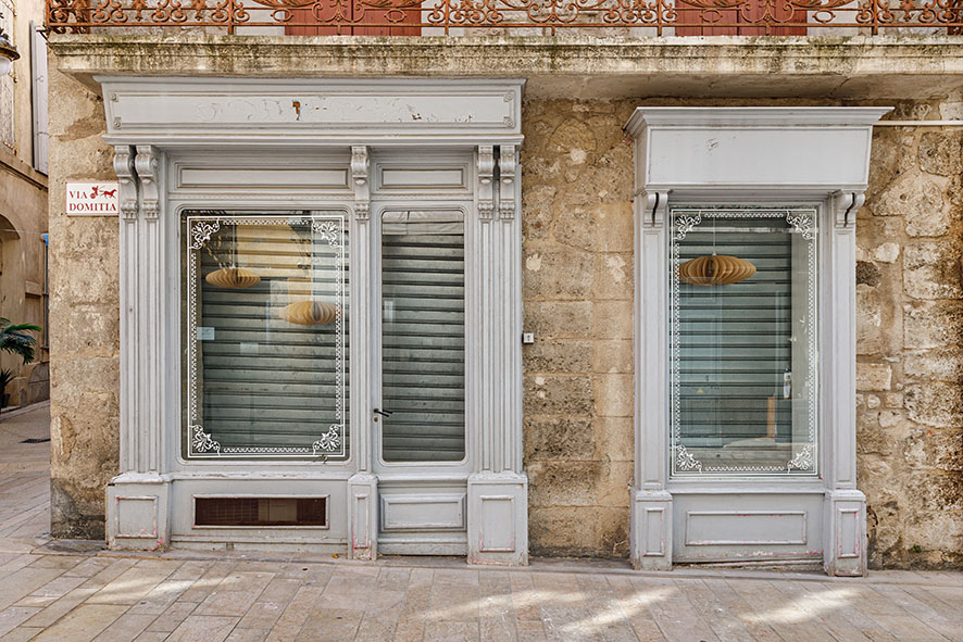 Série de photographies de Claude Lecante relevant de vieilles boutiques ou devantures de magasins encore ouverts ou fermés. Travail sur le changement de consommations dans les villes et villages et des commerces de proximité. Travail d'une photographie dite sociale de ce qui est amené à certainement disparaitre dans le futur. #depardon #doisneau #derien #claudelecante #clecantephotography #socialphotography #streetphotography #devanture