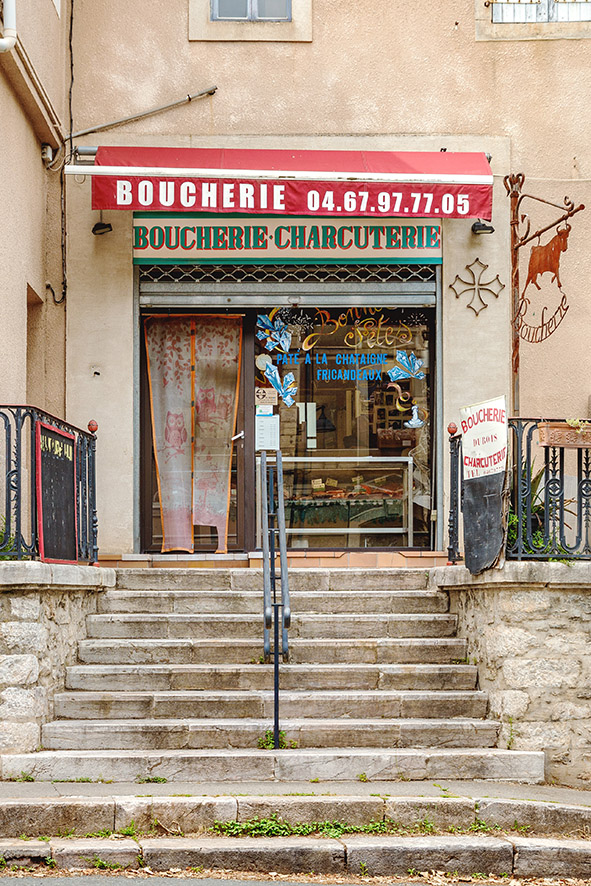 Série de photographies de Claude Lecante relevant de vieilles boutiques ou devantures de magasins encore ouverts ou fermés. Travail sur le changement de consommations dans les villes et villages et des commerces de proximité. Travail d'une photographie dite sociale de ce qui est amené à certainement disparaitre dans le futur. #depardon #doisneau #derien #claudelecante #clecantephotography #socialphotography #streetphotography #devanture