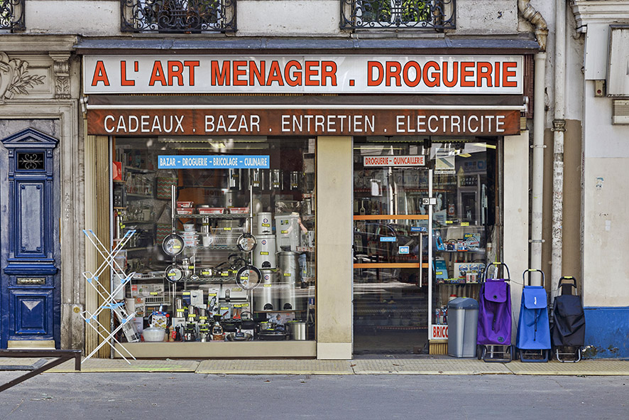 Claude Lecante travaille depuis très longtemps sur les devantures de boutiques parfois fermées parfois encore ouvertes mais certainement en sursis de disparition. Cette série aussi nommée "Quand l'absence raconte l'humain". #devanture #boutique #store @boutique @devanture #vintage #nostalgie #clecantephotography