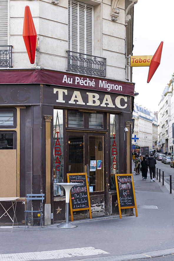 Série de photographies de Claude Lecante relevant de vieilles boutiques ou devantures de magasins encore ouverts ou fermés. Travail sur le changement de consommations dans les villes et villages et des commerces de proximité. Travail d'une photographie dite sociale de ce qui est amené à certainement disparaitre dans le futur. #depardon #doisneau #derien #claudelecante #clecantephotography #socialphotography #streetphotography #devanture
