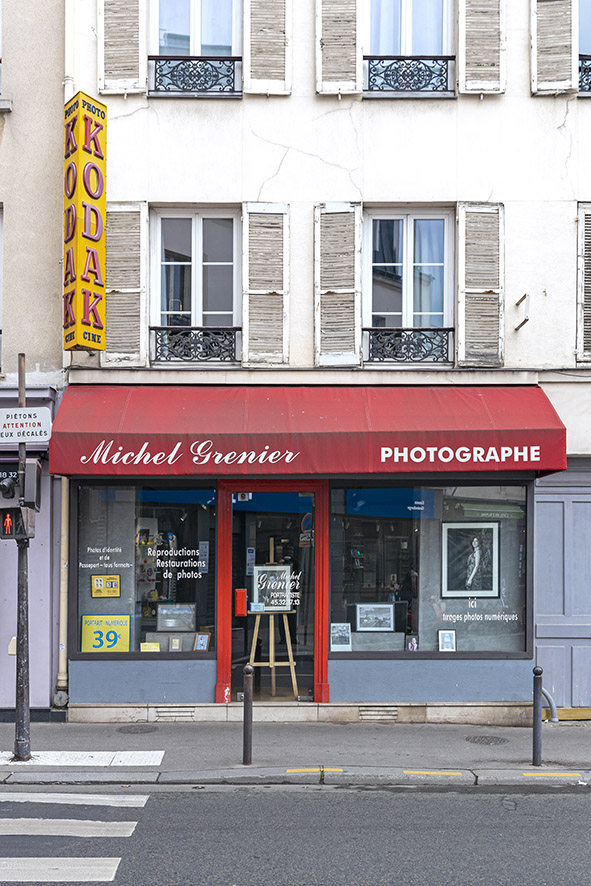 Série de photographies de Claude Lecante relevant de vieilles boutiques ou devantures de magasins encore ouverts ou fermés. Travail sur le changement de consommations dans les villes et villages et des commerces de proximité. Travail d'une photographie dite sociale de ce qui est amené à certainement disparaitre dans le futur. #depardon #doisneau #derien #claudelecante #clecantephotography #socialphotography #streetphotography #devanture