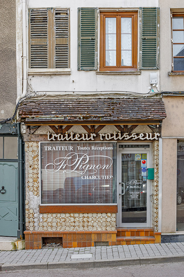 Claude Lecante travaille depuis très longtemps sur les devantures de boutiques parfois fermées parfois encore ouvertes mais certainement en sursis de disparition. Cette série aussi nommée "Quand l'absence raconte l'humain". #devanture #boutique #store @boutique @devanture #vintage #nostalgie #clecantephotography