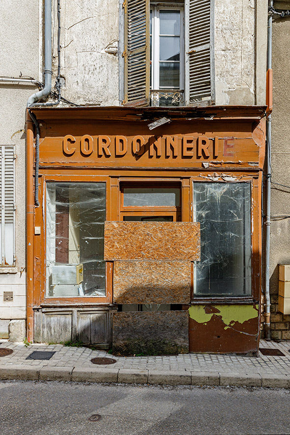 Claude Lecante travaille depuis très longtemps sur les devantures de boutiques parfois fermées parfois encore ouvertes mais certainement en sursis de disparition. Cette série aussi nommée "Quand l'absence raconte l'humain". #devanture #boutique #store @boutique @devanture #vintage #nostalgie #clecantephotography