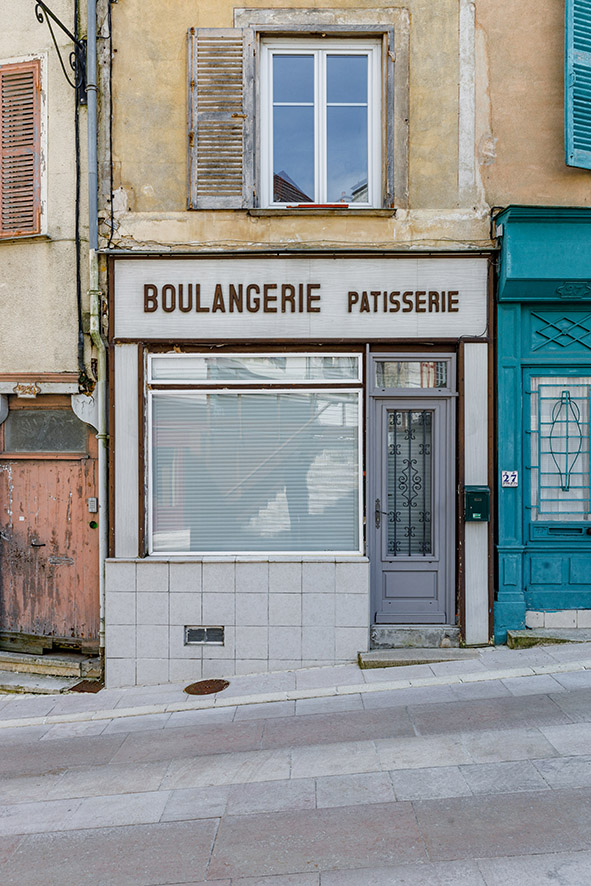 Claude Lecante travaille depuis très longtemps sur les devantures de boutiques parfois fermées parfois encore ouvertes mais certainement en sursis de disparition. Cette série aussi nommée "Quand l'absence raconte l'humain". #devanture #boutique #store @boutique @devanture #vintage #nostalgie #clecantephotography