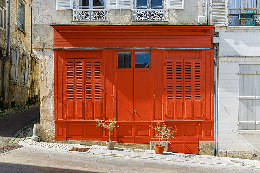 Claude Lecante travaille depuis très longtemps sur les devantures de boutiques parfois fermées parfois encore ouvertes mais certainement en sursis de disparition. Cette série aussi nommée "Quand l'absence raconte l'humain". #devanture #boutique #store @boutique @devanture #vintage #nostalgie #clecantephotography