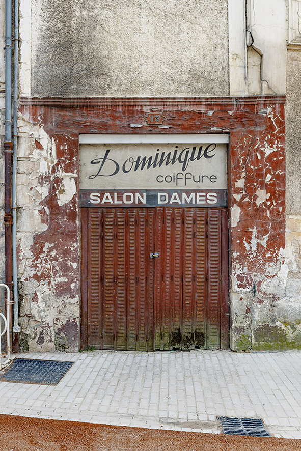 Claude Lecante travaille depuis très longtemps sur les devantures de boutiques parfois fermées parfois encore ouvertes mais certainement en sursis de disparition. Cette série aussi nommée "Quand l'absence raconte l'humain". #devanture #boutique #store @boutique @devanture #vintage #nostalgie #clecantephotography