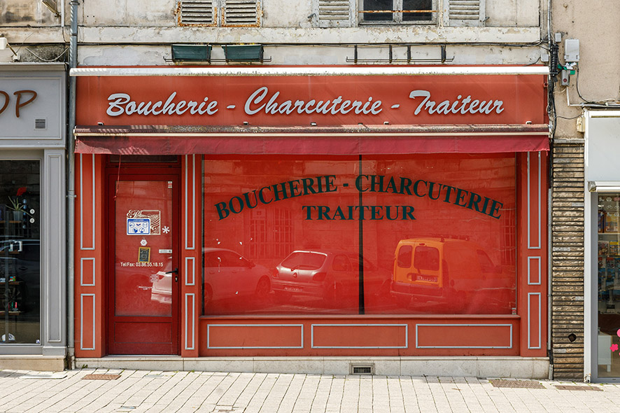 Claude Lecante travaille depuis très longtemps sur les devantures de boutiques parfois fermées parfois encore ouvertes mais certainement en sursis de disparition. Cette série aussi nommée "Quand l'absence raconte l'humain". #devanture #boutique #store @boutique @devanture #vintage #nostalgie #clecantephotography