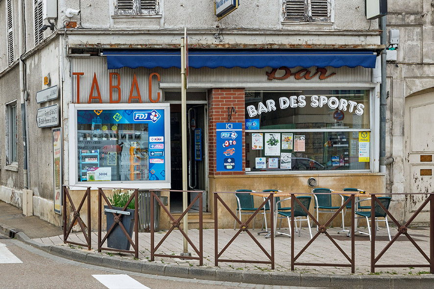 Claude Lecante travaille depuis très longtemps sur les devantures de boutiques parfois fermées parfois encore ouvertes mais certainement en sursis de disparition. Cette série aussi nommée "Quand l'absence raconte l'humain". #devanture #boutique #store @boutique @devanture #vintage #nostalgie #clecantephotography