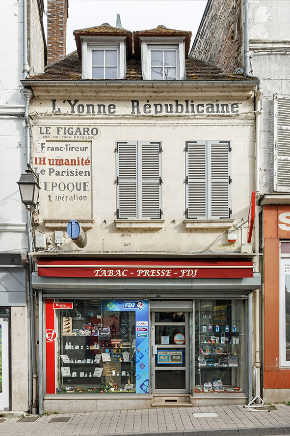 Claude Lecante travaille depuis très longtemps sur les devantures de boutiques parfois fermées parfois encore ouvertes mais certainement en sursis de disparition. Cette série aussi nommée "Quand l'absence raconte l'humain". #devanture #boutique #store @boutique @devanture #vintage #nostalgie #clecantephotography