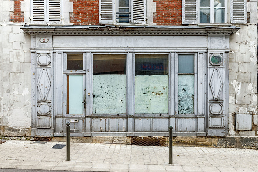 Claude Lecante travaille depuis très longtemps sur les devantures de boutiques parfois fermées parfois encore ouvertes mais certainement en sursis de disparition. Cette série aussi nommée "Quand l'absence raconte l'humain". #devanture #boutique #store @boutique @devanture #vintage #nostalgie #clecantephotography