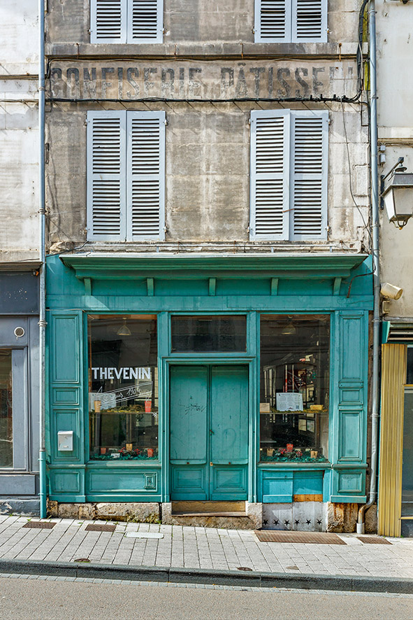 Claude Lecante travaille depuis très longtemps sur les devantures de boutiques parfois fermées parfois encore ouvertes mais certainement en sursis de disparition. Cette série aussi nommée "Quand l'absence raconte l'humain". #devanture #boutique #store @boutique @devanture #vintage #nostalgie #clecantephotography