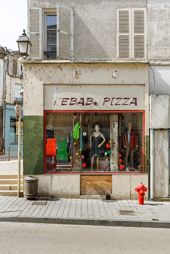 Claude Lecante travaille depuis très longtemps sur les devantures de boutiques parfois fermées parfois encore ouvertes mais certainement en sursis de disparition. Cette série aussi nommée "Quand l'absence raconte l'humain". #devanture #boutique #store @boutique @devanture #vintage #nostalgie #clecantephotography