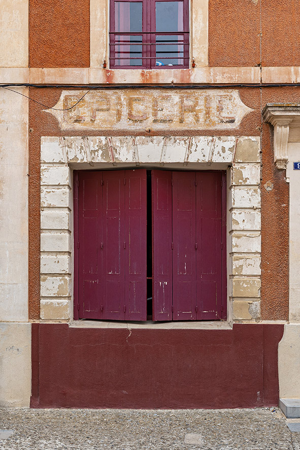 Série de photographies de Claude Lecante relevant de vieilles boutiques ou devantures de magasins encore ouverts ou fermés. Travail sur le changement de consommations dans les villes et villages et des commerces de proximité. Travail d'une photographie dite sociale de ce qui est amené à certainement disparaitre dans le futur. #depardon #doisneau #derien #claudelecante #clecantephotography #socialphotography #streetphotography #devanture